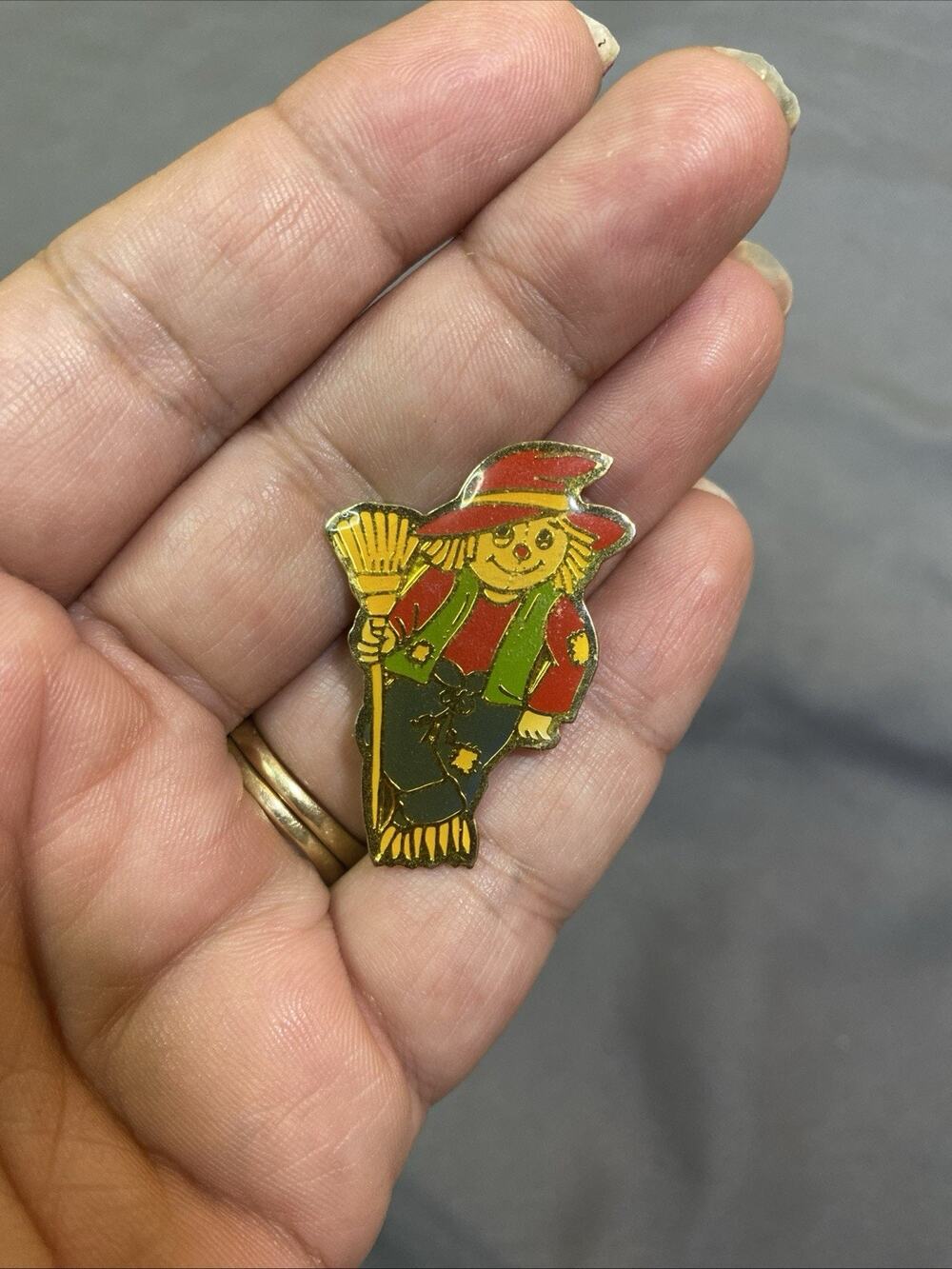 HALLOWEEN SCARE CROW LAPEL PIN